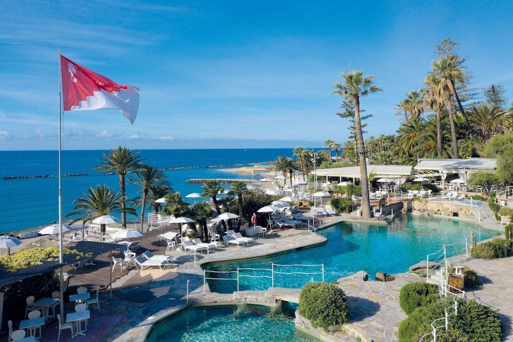 รอยัลโฮเต็ลซานเรโม Hotel ภายนอก รูปภาพ The flag of the Sovereign Order of Malta flying at the Phoenicia Hotel, Valletta, Malta