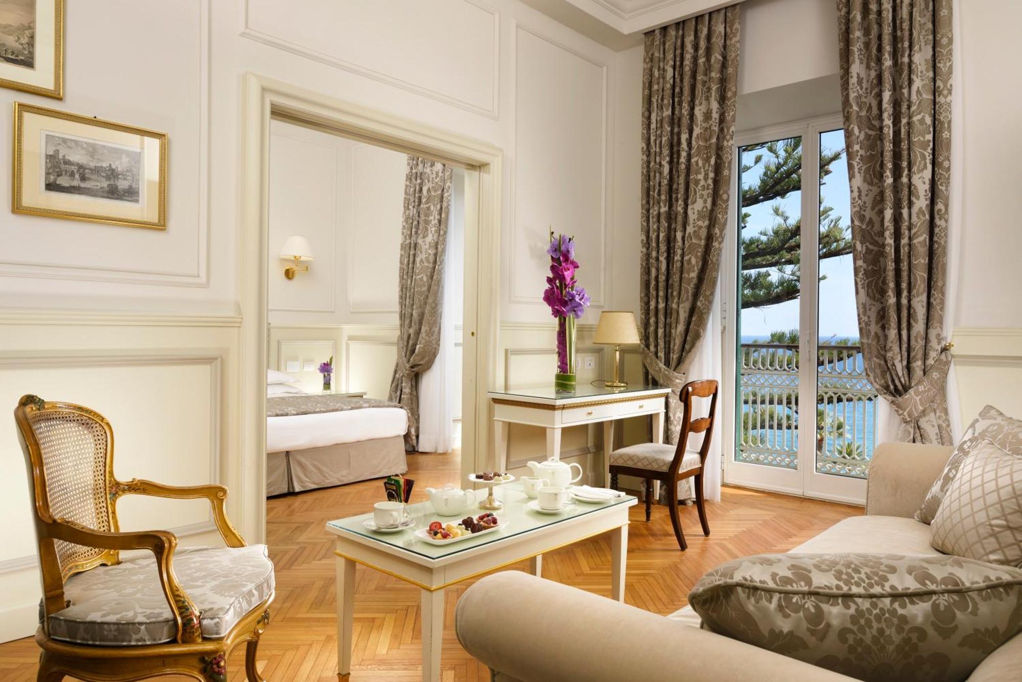 รอยัลโฮเต็ลซานเรโม Hotel ภายนอก รูปภาพ A suite at the Hotel Excelsior