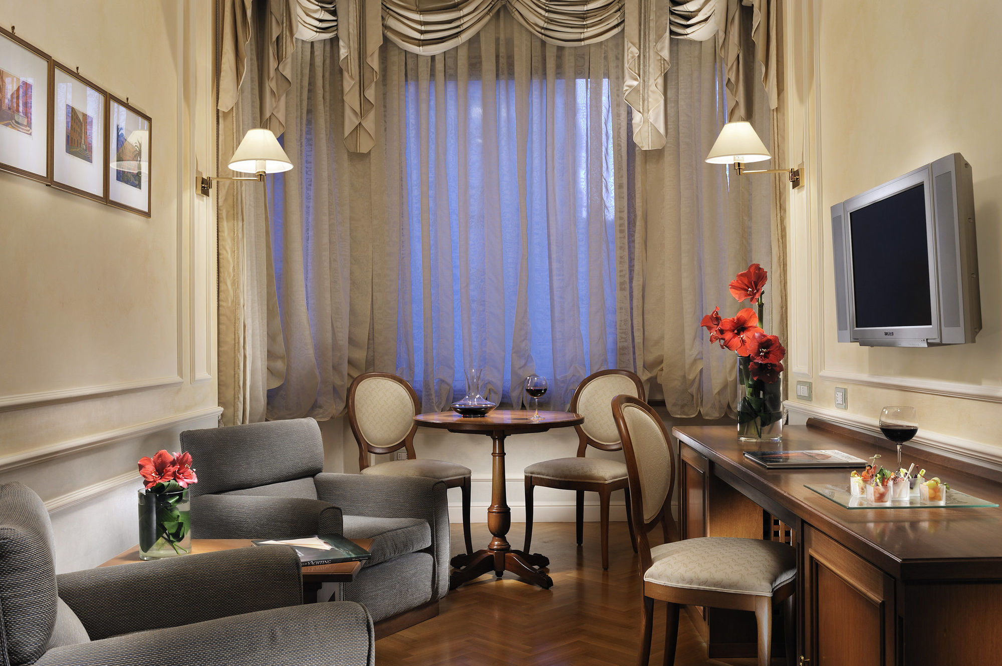 รอยัลโฮเต็ลซานเรโม Hotel ห้อง รูปภาพ A suite at the hotel