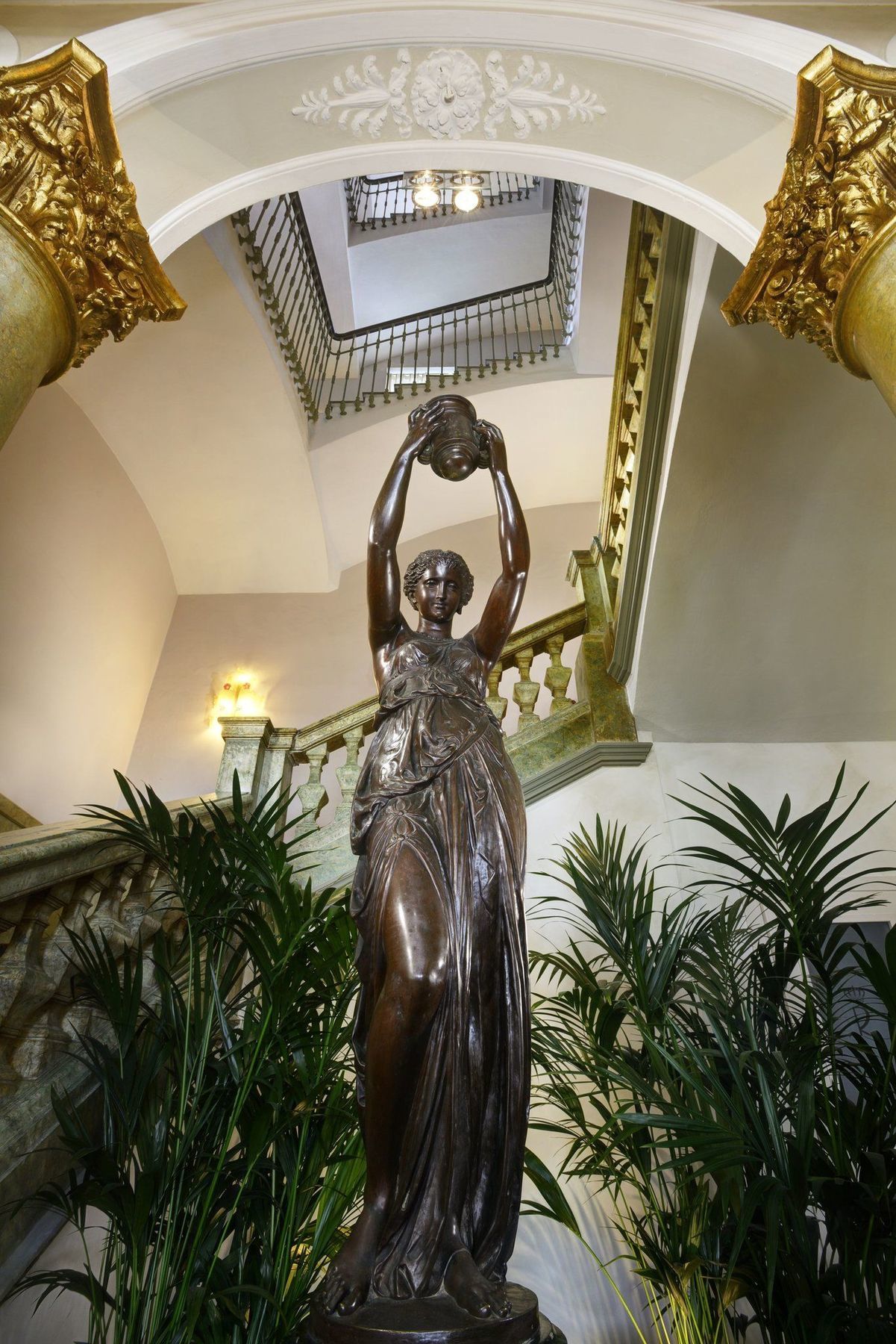 รอยัลโฮเต็ลซานเรโม Hotel ภายใน รูปภาพ Statue of a woman with a jug