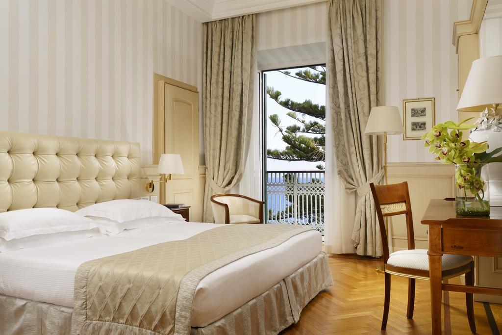 รอยัลโฮเต็ลซานเรโม Hotel ภายนอก รูปภาพ A room at the Excelsior