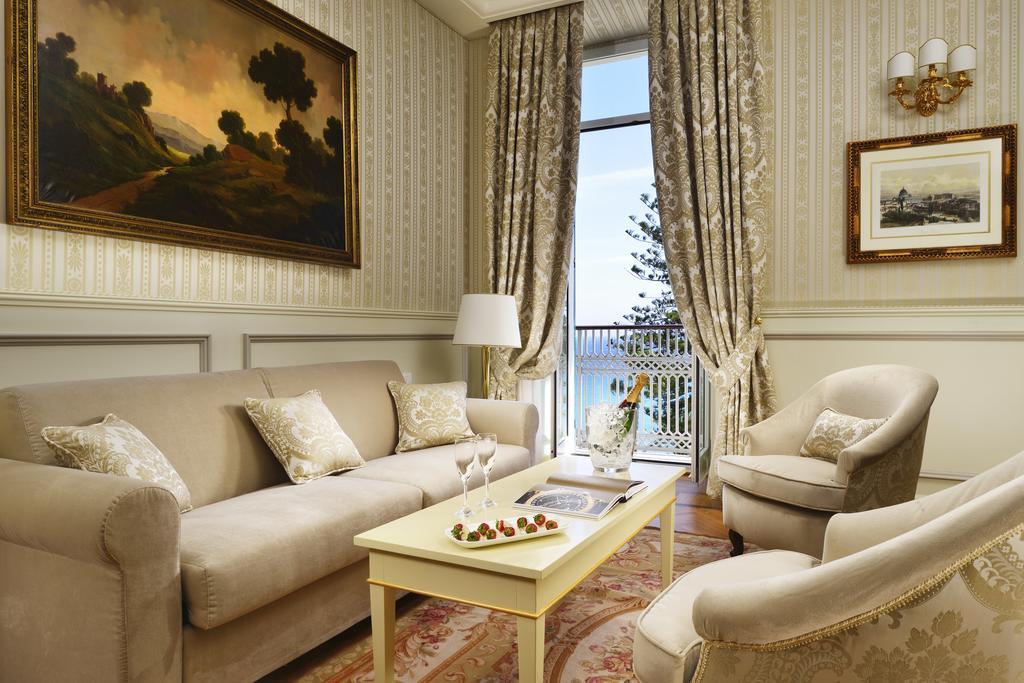รอยัลโฮเต็ลซานเรโม Hotel ภายนอก รูปภาพ A living room