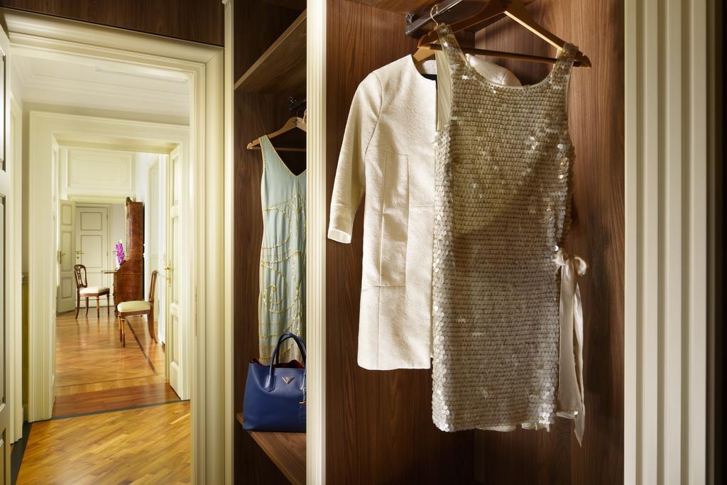 รอยัลโฮเต็ลซานเรโม Hotel ภายนอก รูปภาพ A wardrobe