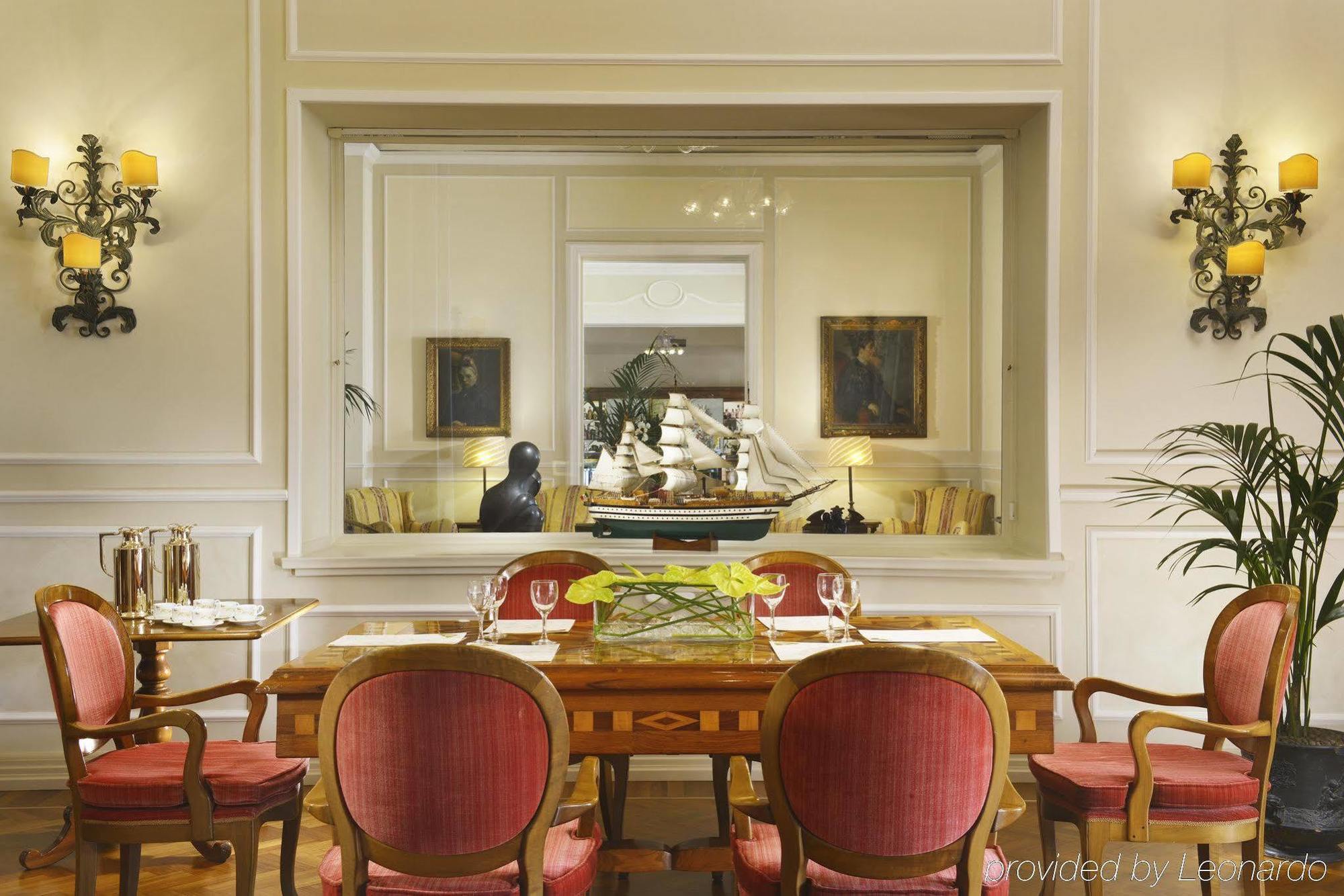 รอยัลโฮเต็ลซานเรโม Hotel ร้านอาหาร รูปภาพ A pass-through window in a dining room